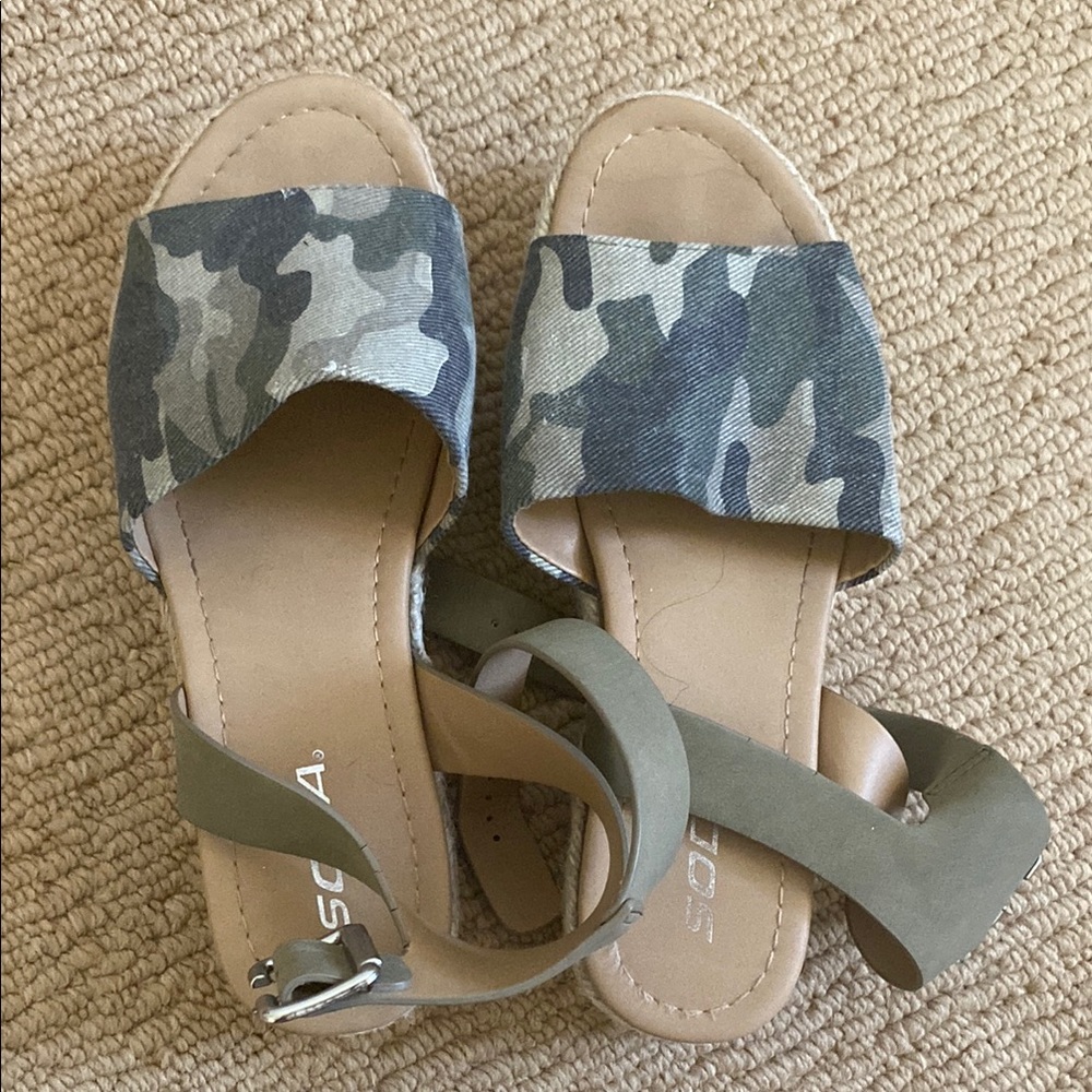 Camouflage Sandals with Green Strap
